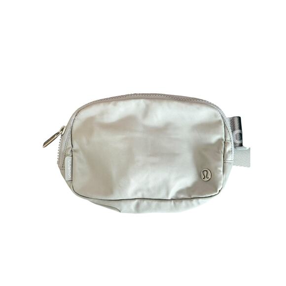Lululemon Everywhere Belt Bag One Size Gray Silver 1L Logo Strap Crossbody Sling - Picture 6 of 10